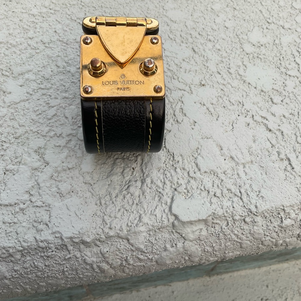 LOUIS VUITTON
Black Suhali Leather Koala Bracelet